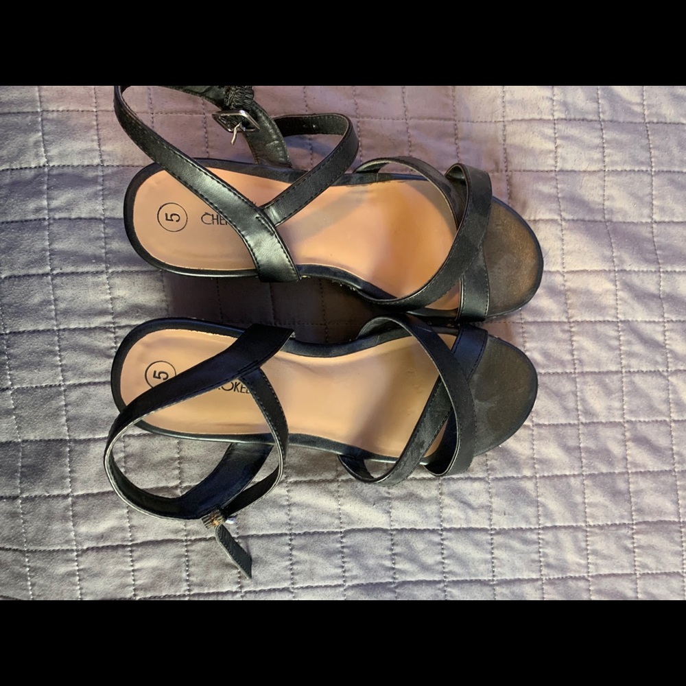 Black wedges